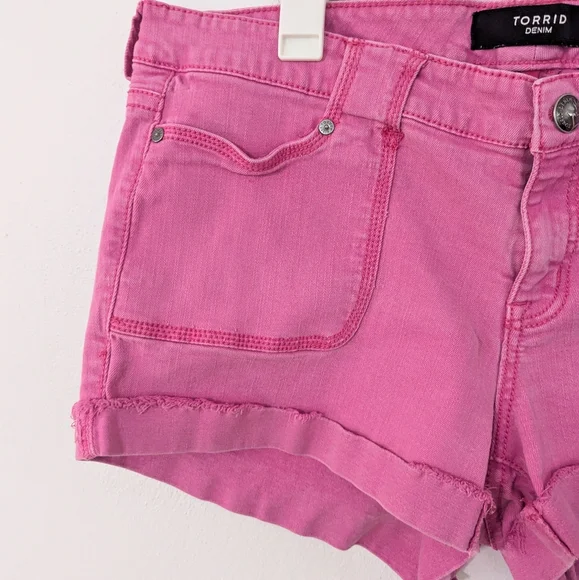 Torrid Denim Shorts Mid Rise Cuffed Hem Patch Pockets Stretch Hot Pink 20 - Picture 3 of 10